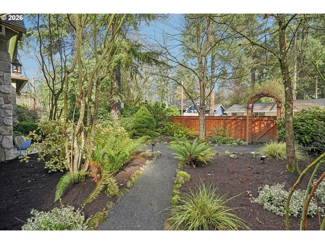 15915 WALUGA Dr, Lake Oswego, OR 97035