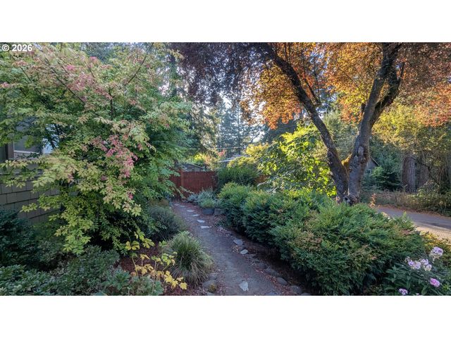 15915 WALUGA Dr, Lake Oswego, OR 97035