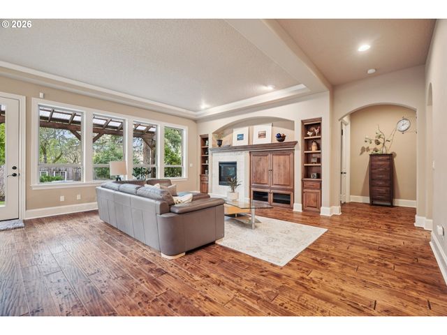 15915 WALUGA Dr, Lake Oswego, OR 97035