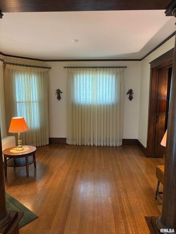 401 10TH Street, De Witt, IA 52742