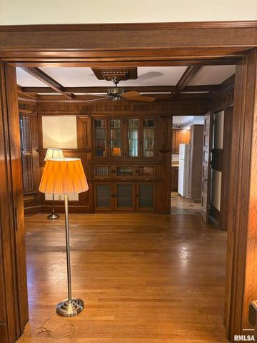 401 10TH Street, De Witt, IA 52742