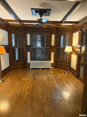 401 10TH Street, De Witt, IA 52742