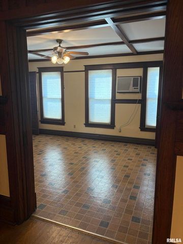 401 10TH Street, De Witt, IA 52742