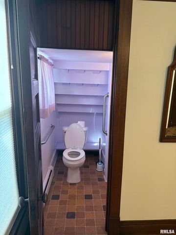 401 10TH Street, De Witt, IA 52742