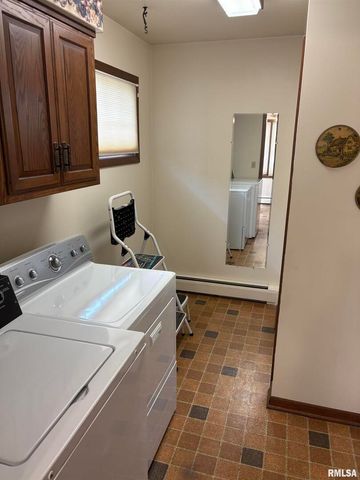 401 10TH Street, De Witt, IA 52742