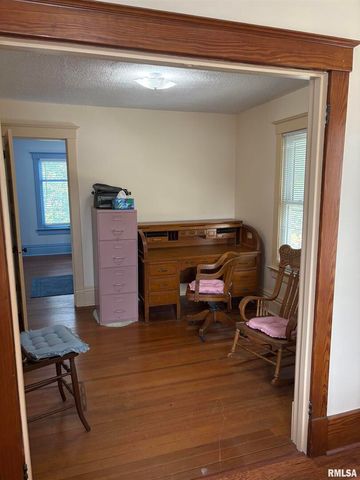 401 10TH Street, De Witt, IA 52742