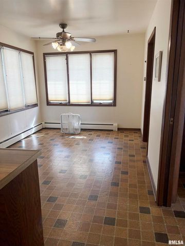 401 10TH Street, De Witt, IA 52742