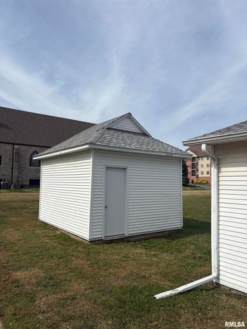 401 10TH Street, De Witt, IA 52742