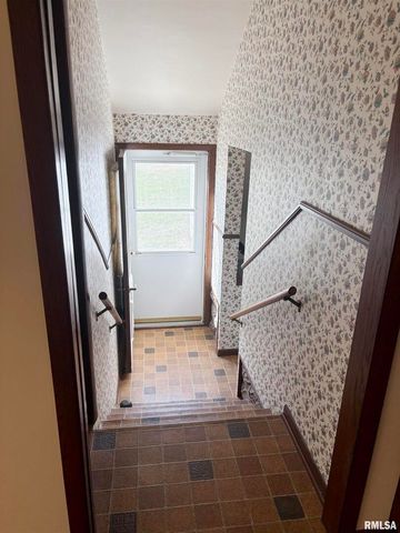 401 10TH Street, De Witt, IA 52742