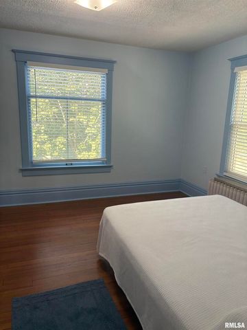 401 10TH Street, De Witt, IA 52742