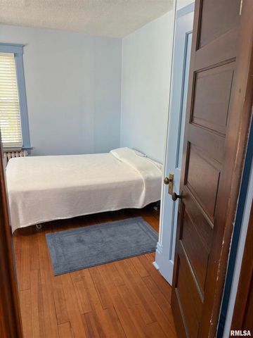 401 10TH Street, De Witt, IA 52742