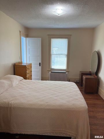 401 10TH Street, De Witt, IA 52742