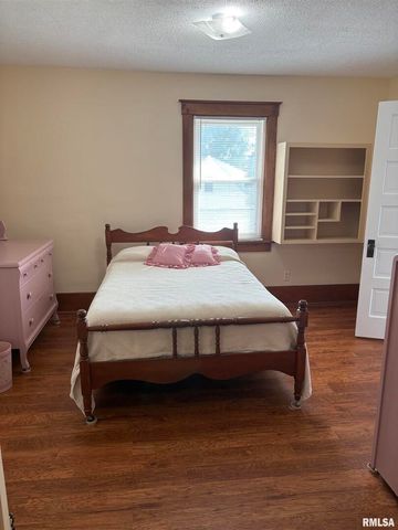 401 10TH Street, De Witt, IA 52742