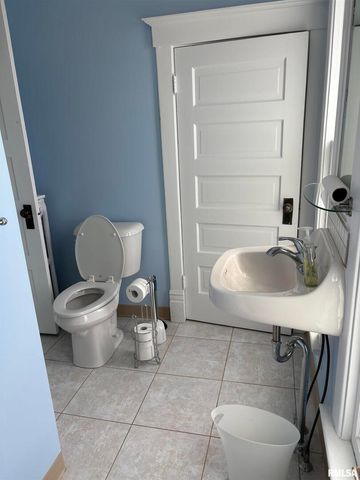 401 10TH Street, De Witt, IA 52742