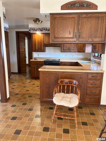 401 10TH Street, De Witt, IA 52742