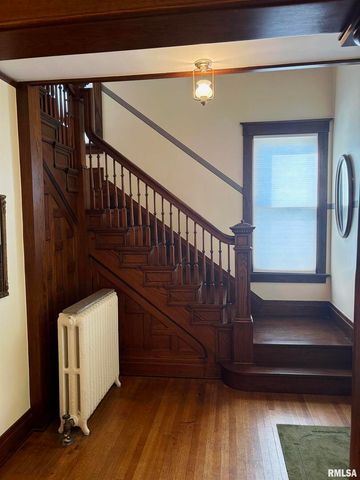 401 10TH Street, De Witt, IA 52742