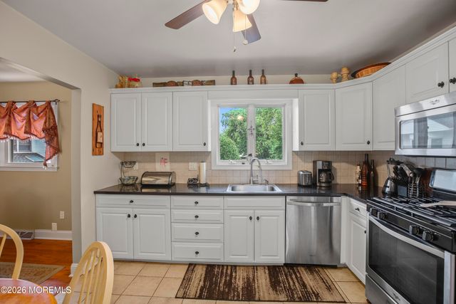 35 Chesapeake Road, Manalapan, NJ 07726