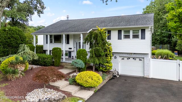 35 Chesapeake Road, Manalapan, NJ 07726