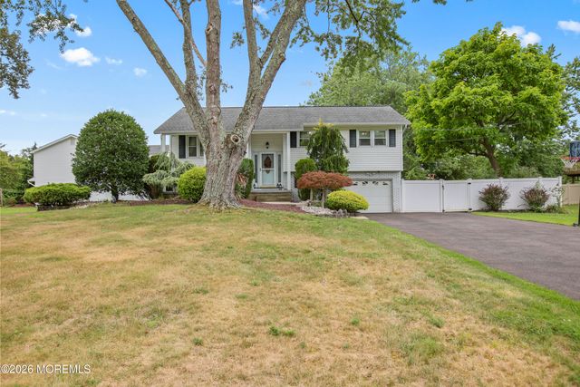 35 Chesapeake Road, Manalapan, NJ 07726