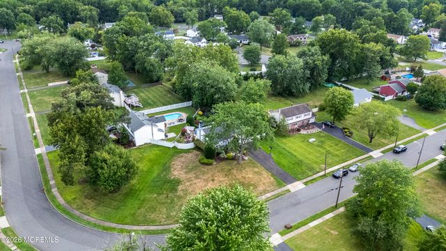 35 Chesapeake Road, Manalapan, NJ 07726
