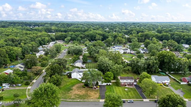 35 Chesapeake Road, Manalapan, NJ 07726
