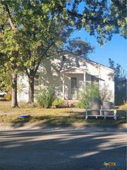 906 S Chestnut Street, Lampasas, TX 76550