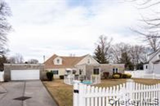 24 Whaley Street, Freeport, NY 11520