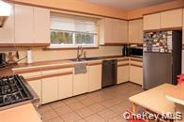 24 Whaley Street, Freeport, NY 11520