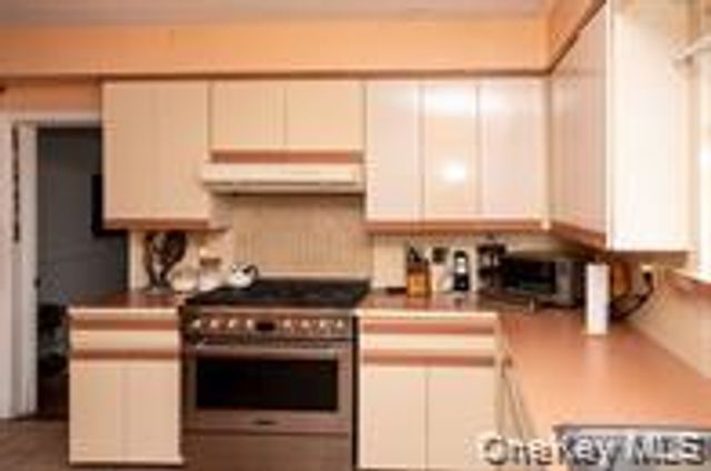 24 Whaley Street, Freeport, NY 11520