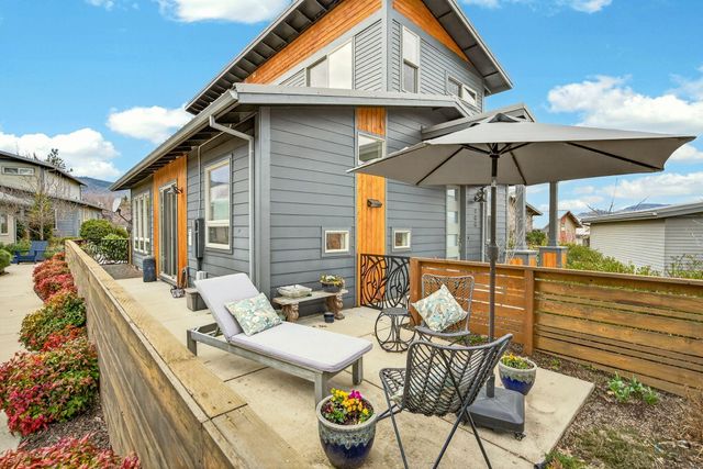 100 Dunn Circle, Ashland, OR 97520