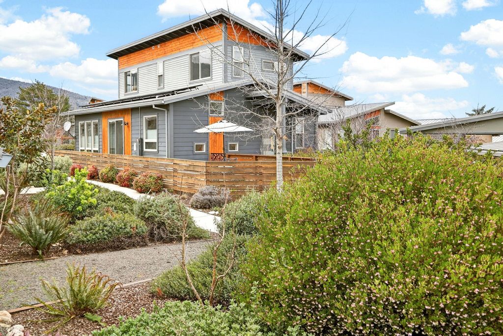 100 Dunn Circle, Ashland, OR 97520