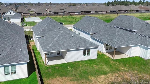 744 Lakewood Pointe Drive, Lake Charles, LA 70605