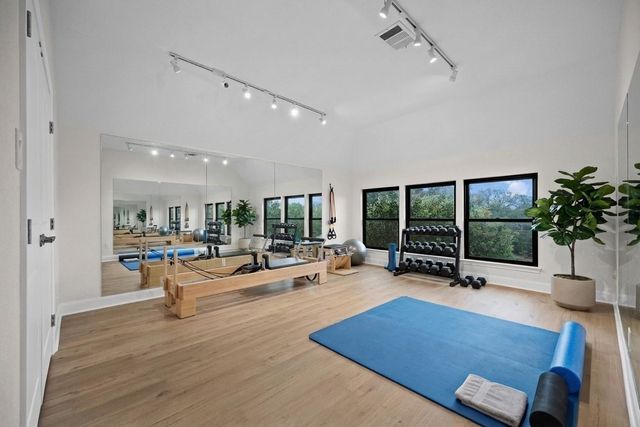 2300 Lakehurst RD, Spicewood, TX 78669