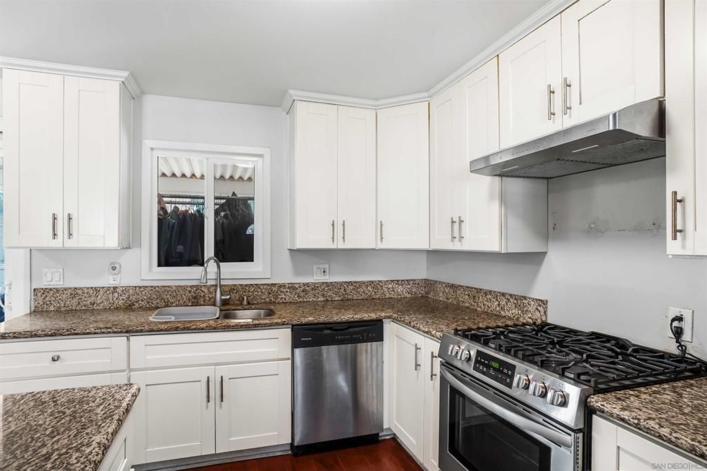 Image 5 of property listing at 152 E Oxford Street, Chula Vista, CA 91911