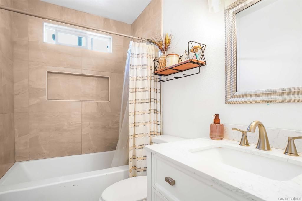 Image 9 of property listing at 152 E Oxford Street, Chula Vista, CA 91911