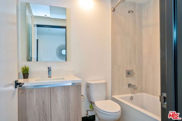 11445 RIVERSIDE Drive 101, North Hollywood, CA 91602