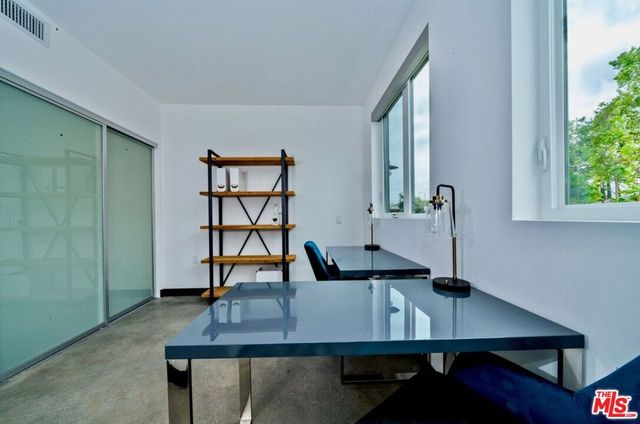 11445 RIVERSIDE Drive 101, North Hollywood, CA 91602