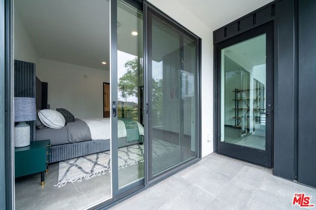 11445 RIVERSIDE Drive 101, North Hollywood, CA 91602