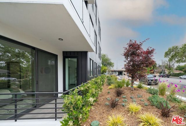 11445 RIVERSIDE Drive 101, North Hollywood, CA 91602