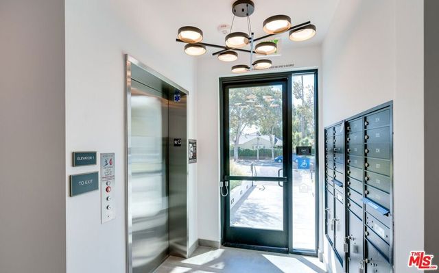 11445 RIVERSIDE Drive 101, North Hollywood, CA 91602