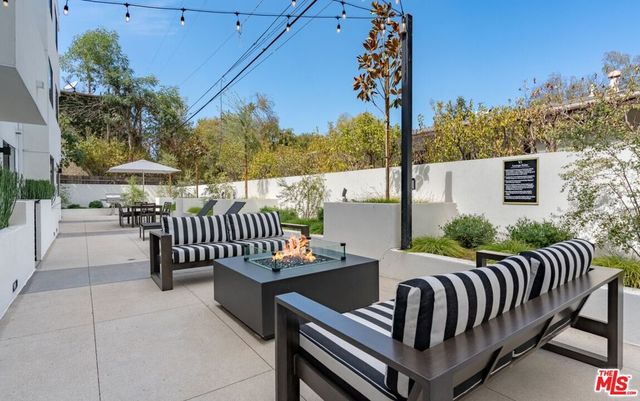 11445 RIVERSIDE Drive 101, North Hollywood, CA 91602