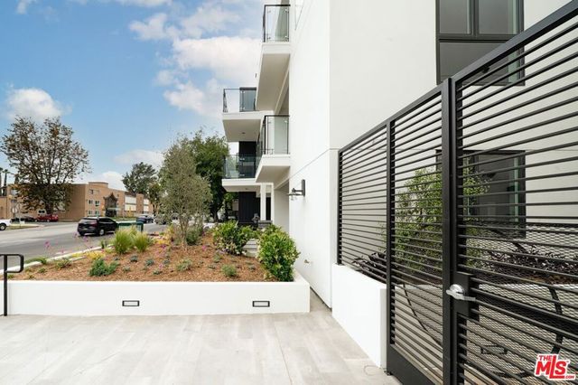 11445 RIVERSIDE Drive 101, North Hollywood, CA 91602