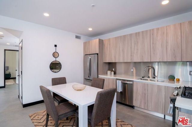 11445 RIVERSIDE Drive 101, North Hollywood, CA 91602