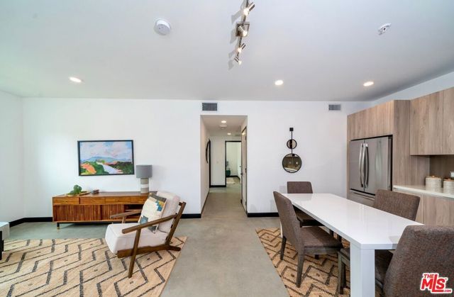 11445 RIVERSIDE Drive 101, North Hollywood, CA 91602