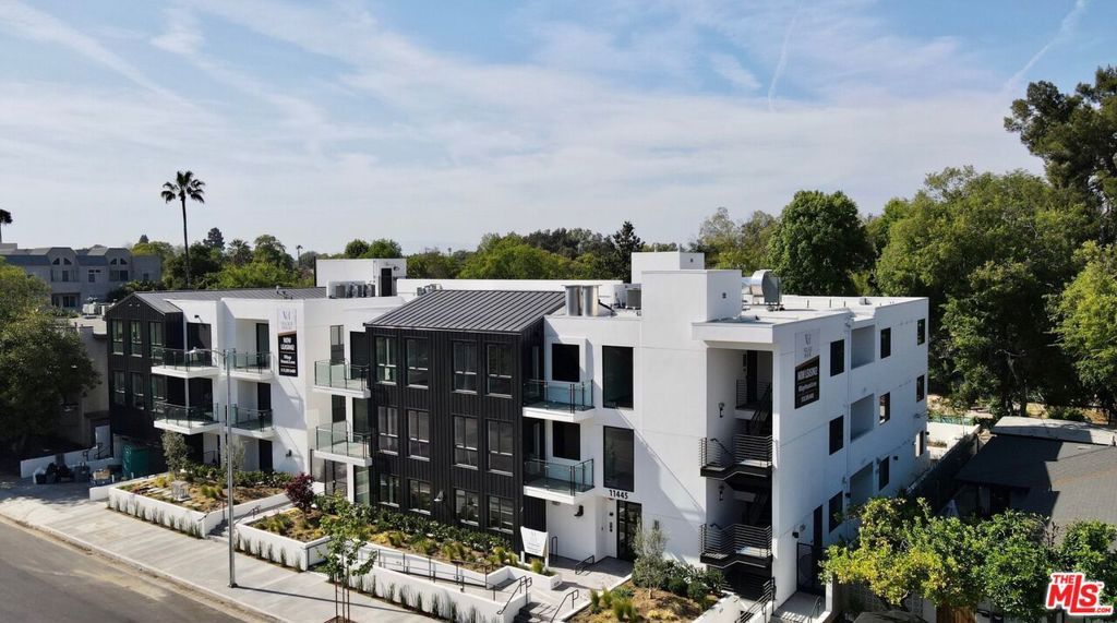 11445 RIVERSIDE Drive 101, North Hollywood, CA 91602