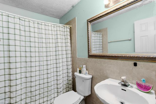 6353 Bolling Brook LN, Gloucester, VA 23061