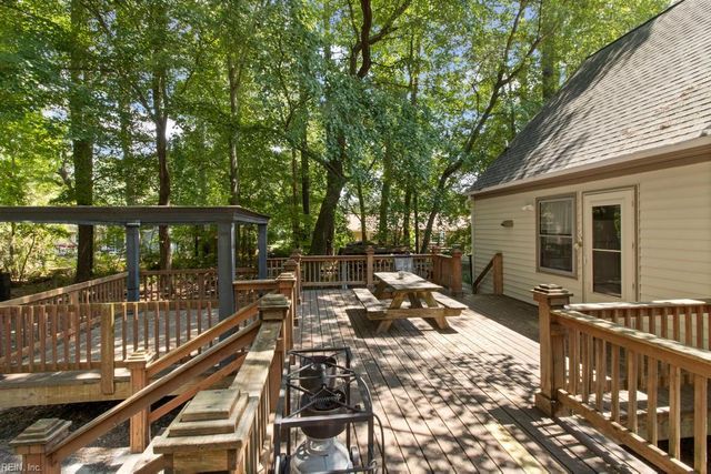 6353 Bolling Brook LN, Gloucester, VA 23061
