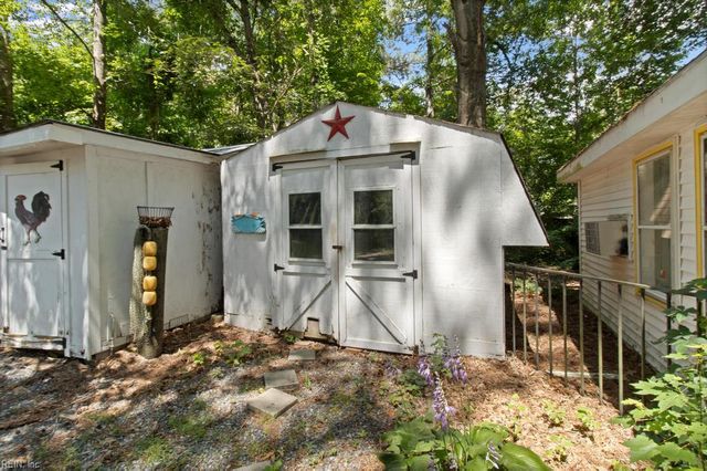 6353 Bolling Brook LN, Gloucester, VA 23061
