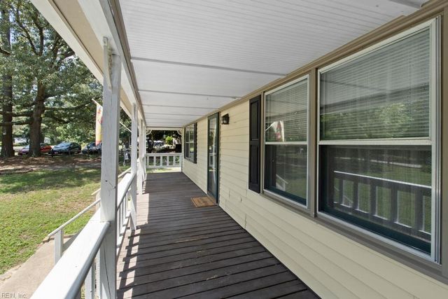 6353 Bolling Brook LN, Gloucester, VA 23061