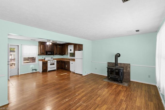 6353 Bolling Brook LN, Gloucester, VA 23061